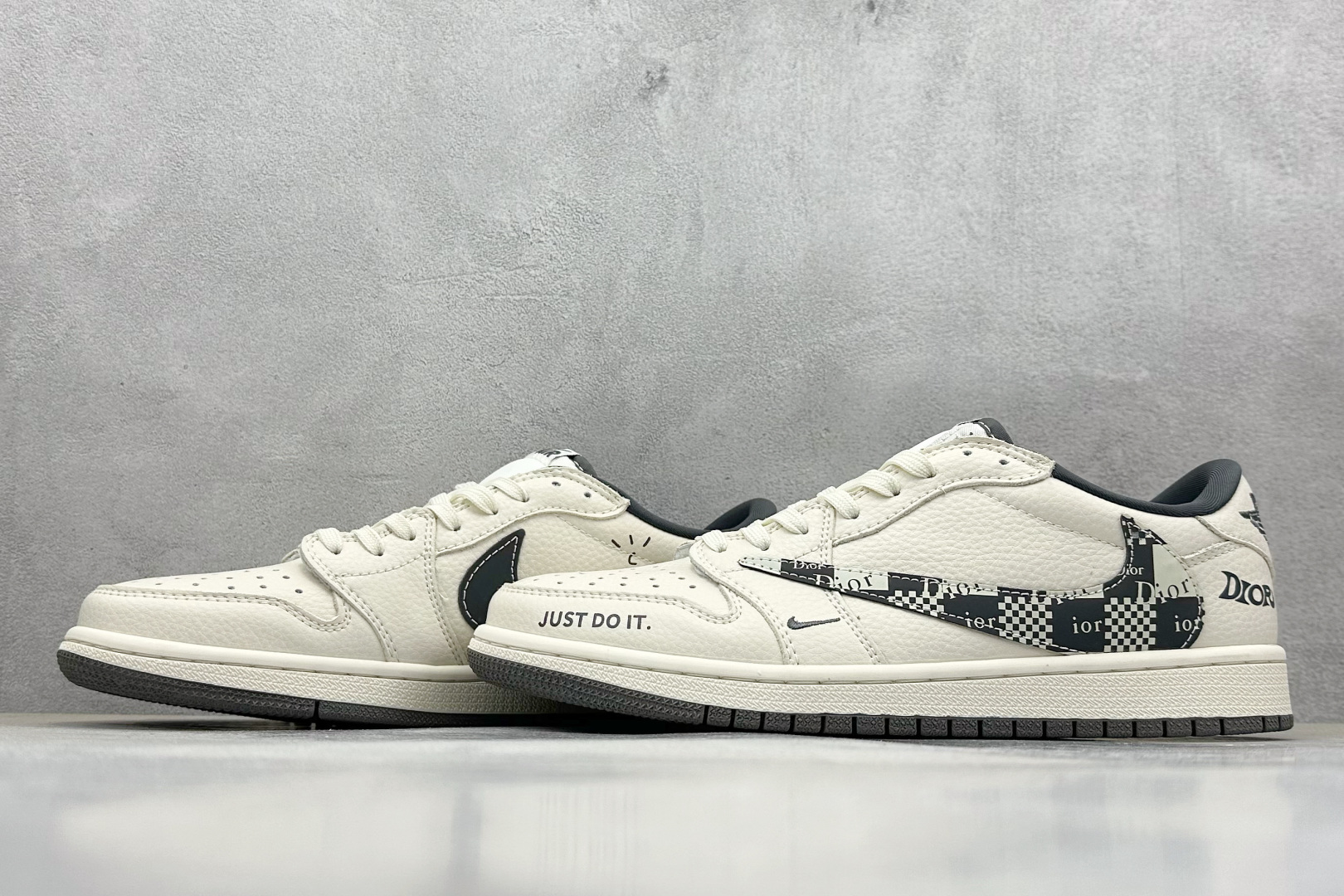 Travis Scott x Nike Air Jordan 1 Low x DIOR Air Jordan 1 Low 反转白黑小勾倒钩 LD2025-021