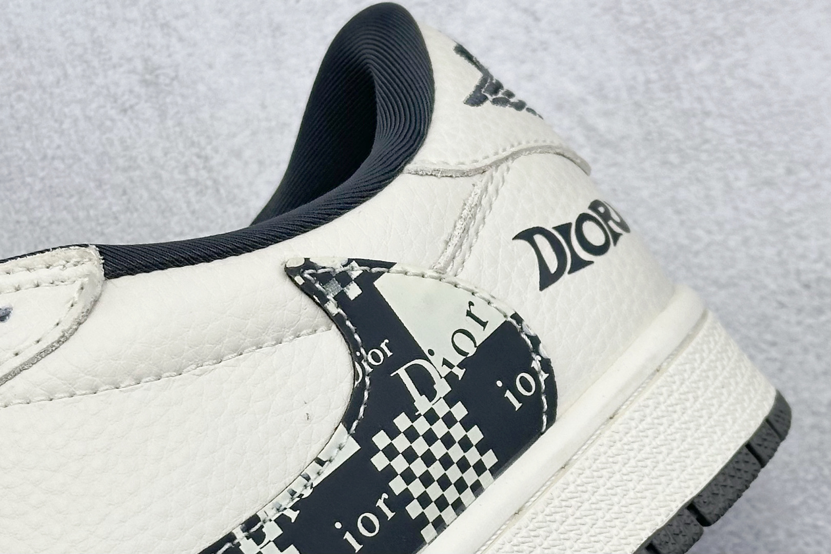 Travis Scott x Nike Air Jordan 1 Low x DIOR Air Jordan 1 Low 反转白黑小勾倒钩 LD2025-021