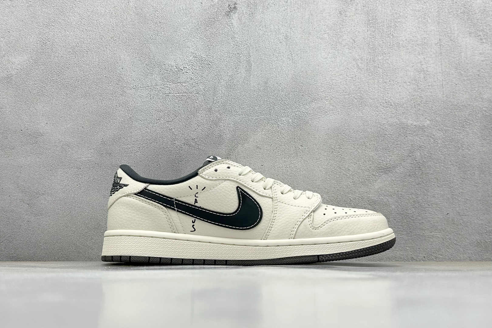 Travis Scott x Nike Air Jordan 1 Low x DIOR Air Jordan 1 Low 反转白黑小勾倒钩 LD2025-021