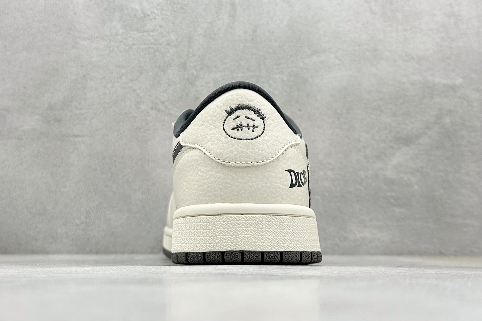 Travis Scott x Nike Air Jordan 1 Low x DIOR Air Jordan 1 Low 反转白黑小勾倒钩 LD2025-021