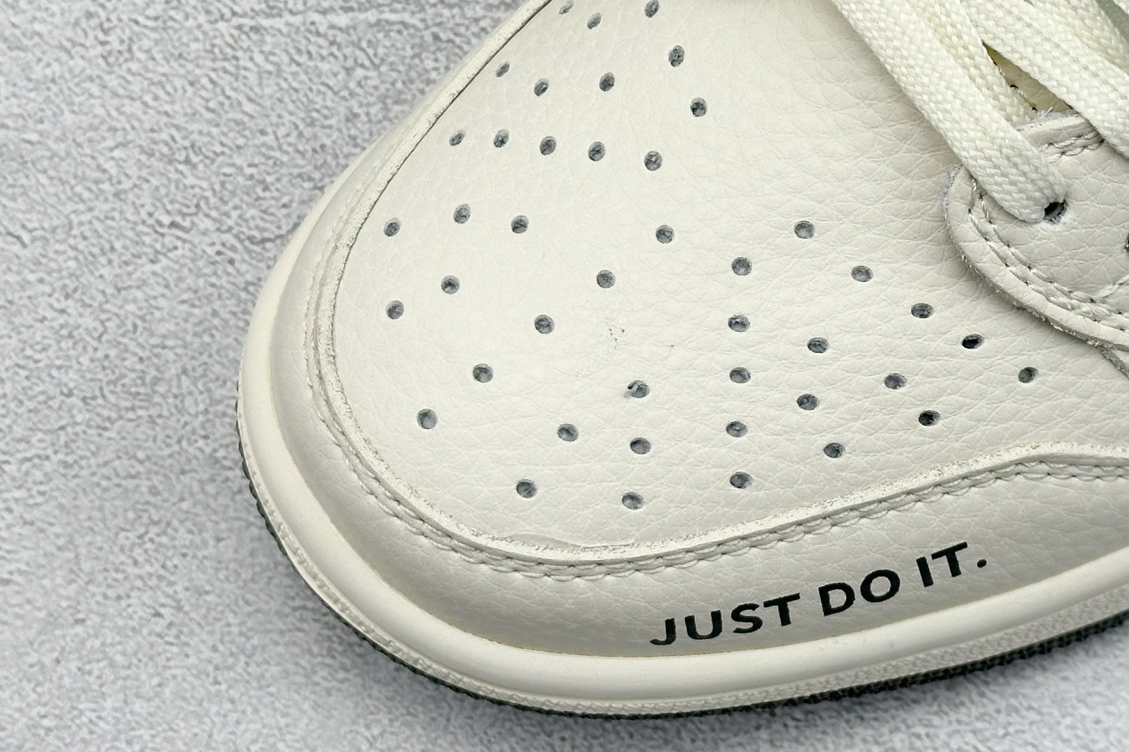 Travis Scott x Nike Air Jordan 1 Low x DIOR Air Jordan 1 Low 反转白黑小勾倒钩 LD2025-021