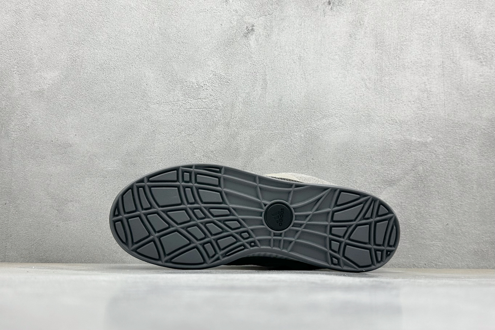 TG版 Adidas Adimatic Low 马蒂奇系列低帮 复古鲨鱼面包鞋运动休闲滑板板鞋 HP6771