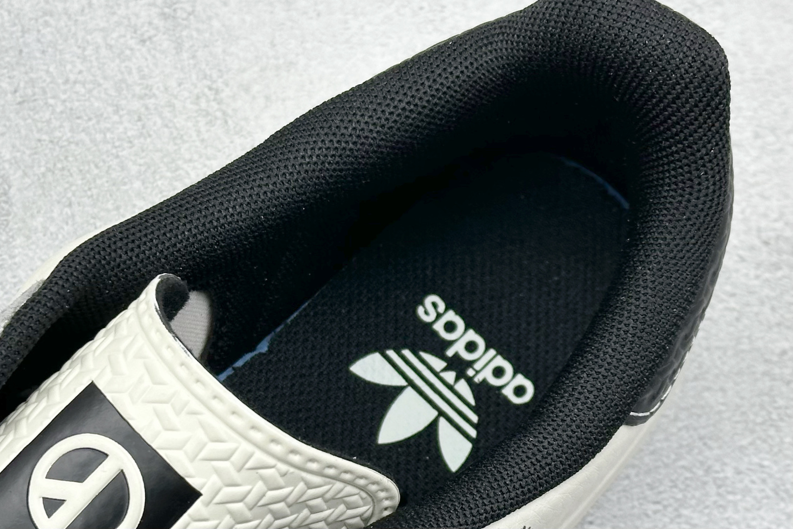 adidas Originals Gazelle INdoor 火星 灰白黑 三叶草休闲防滑耐磨低帮板鞋 DM1234-011