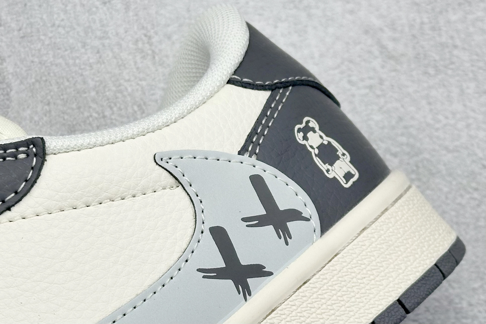 Travis Scott x Nike Air Jordan 1 Low Air Jordan 1 Low 反转米黑满天星倒钩 HS8068-004