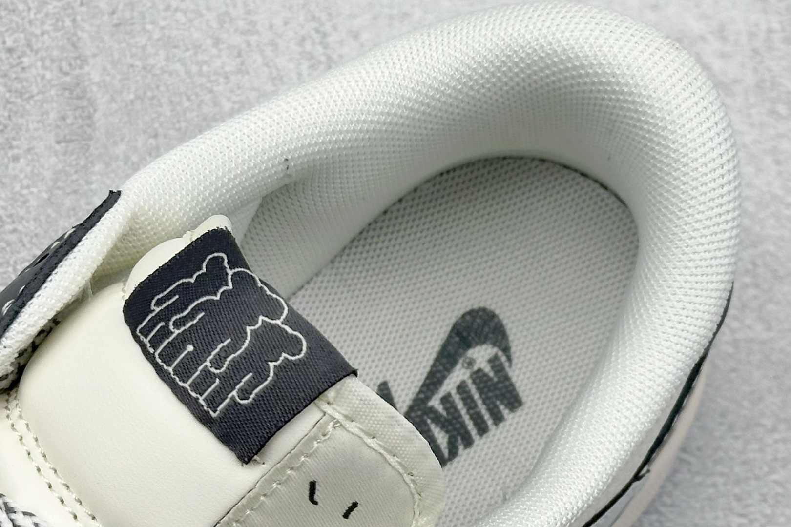 Travis Scott x Nike Air Jordan 1 Low Air Jordan 1 Low 反转米黑满天星倒钩 HS8068-004