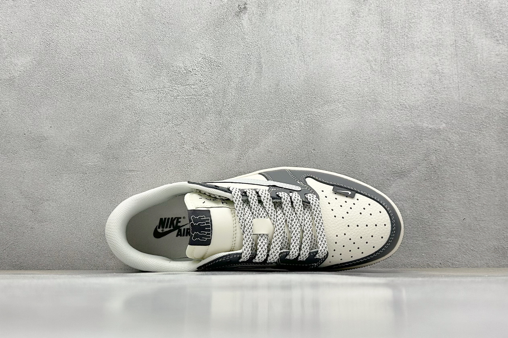 Travis Scott x Nike Air Jordan 1 Low Air Jordan 1 Low 反转米黑满天星倒钩 HS8068-004