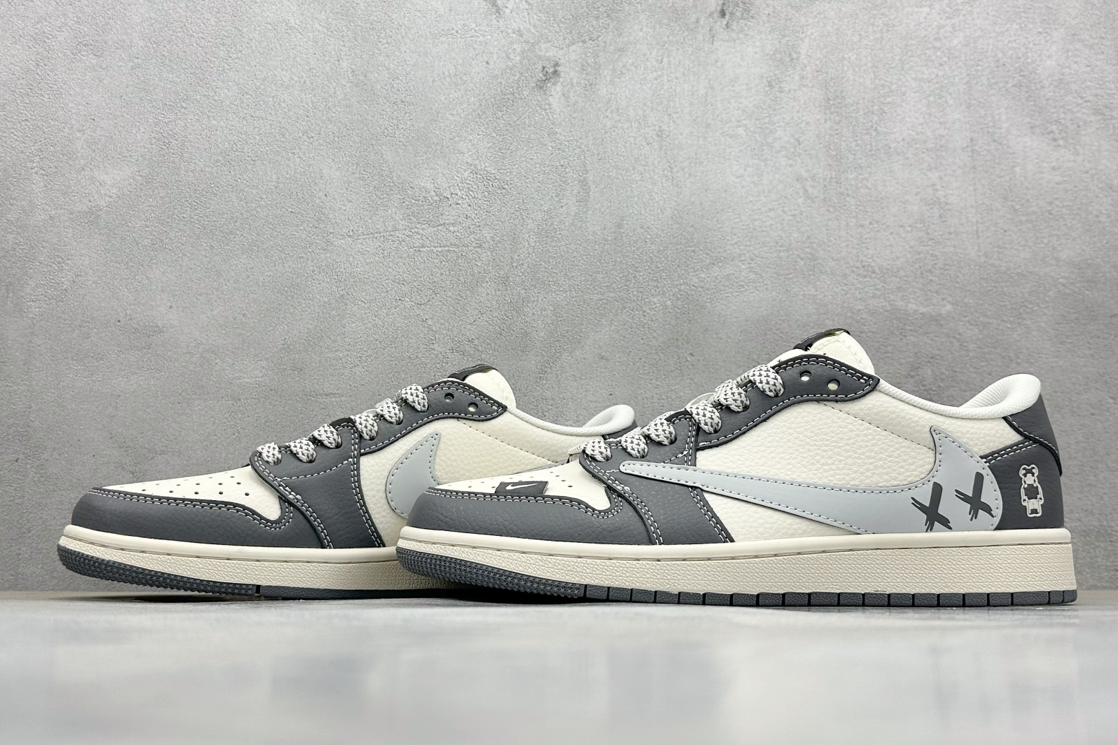Travis Scott x Nike Air Jordan 1 Low Air Jordan 1 Low 反转米黑满天星倒钩 HS8068-004