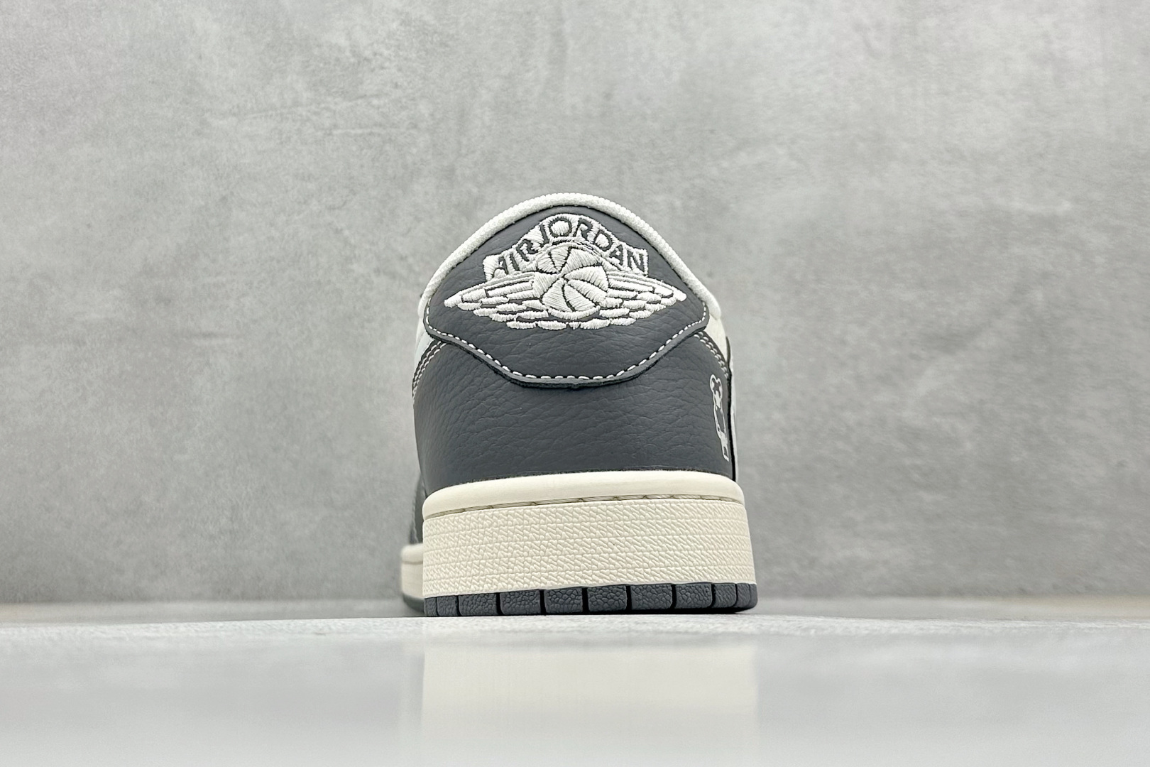 Travis Scott x Nike Air Jordan 1 Low Air Jordan 1 Low 反转米黑满天星倒钩 HS8068-004