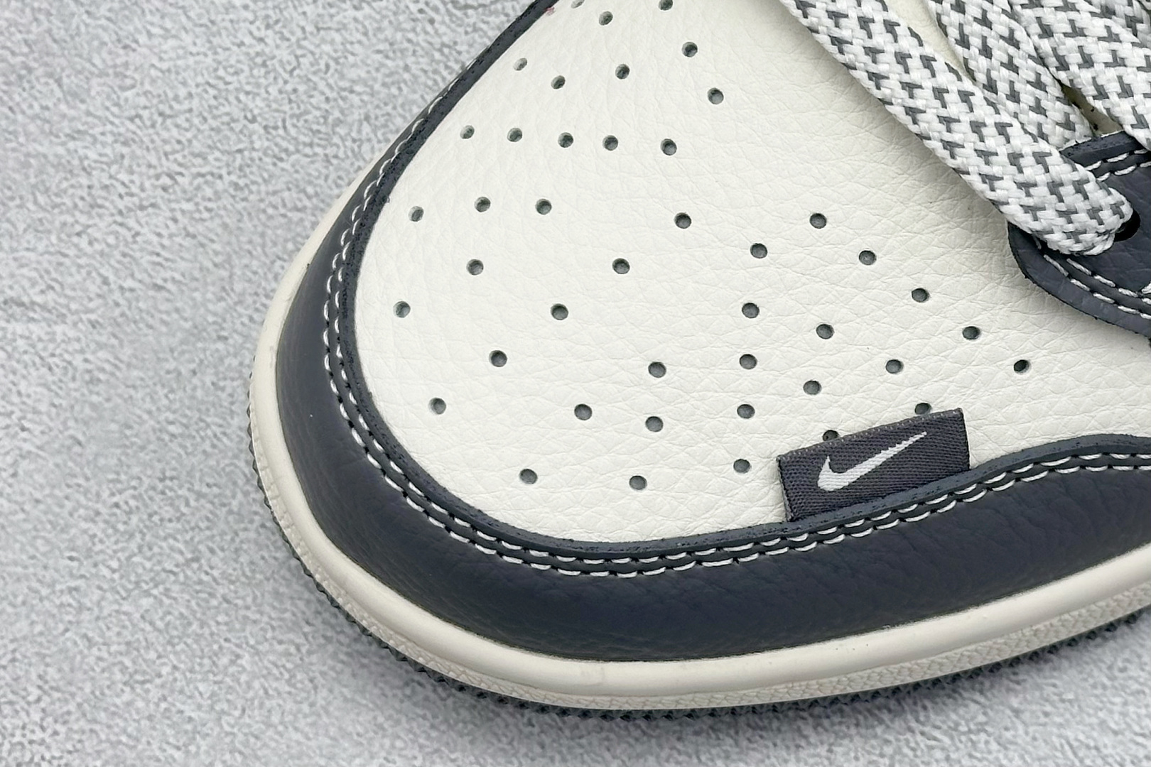 Travis Scott x Nike Air Jordan 1 Low Air Jordan 1 Low 反转米黑满天星倒钩 HS8068-004