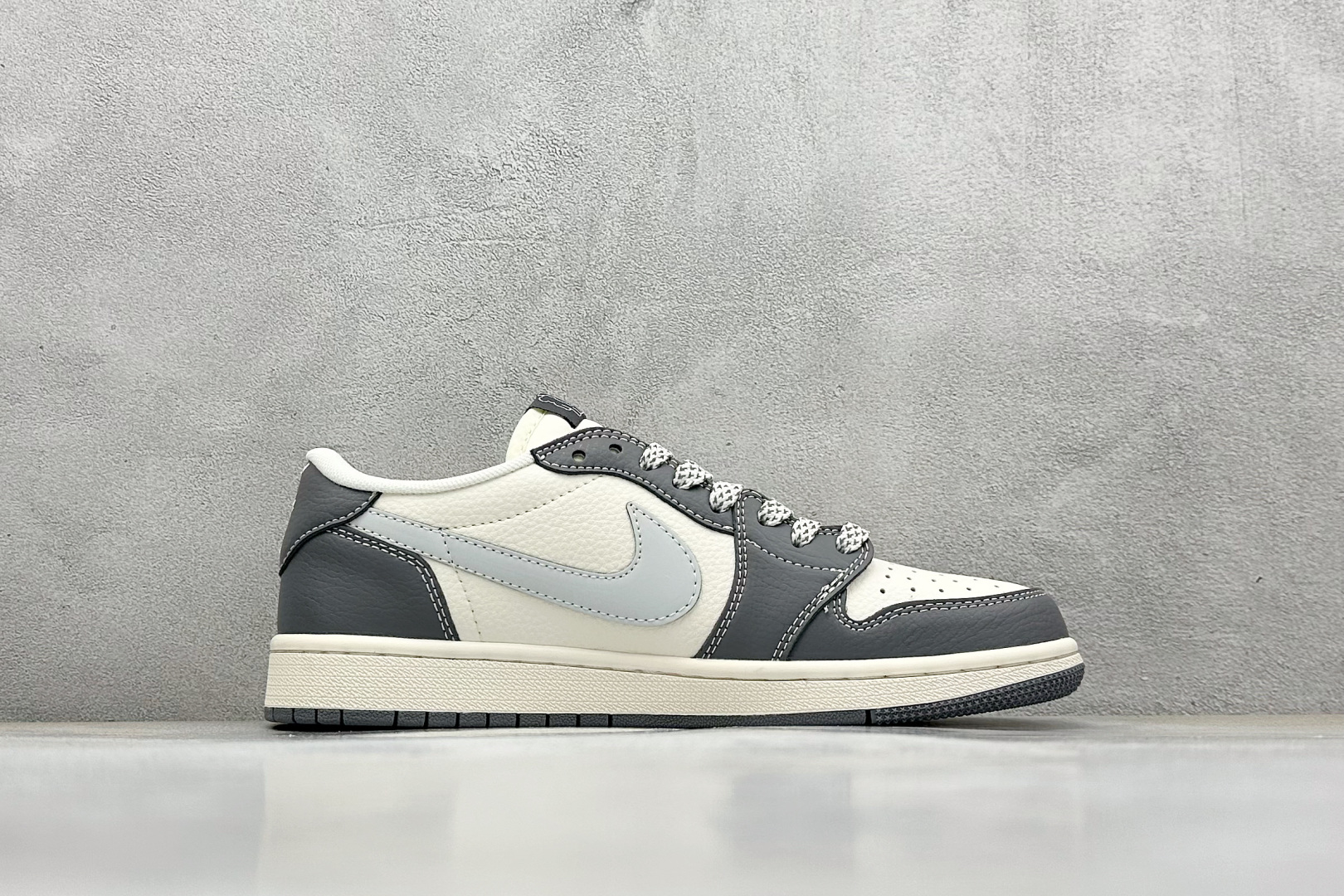 Travis Scott x Nike Air Jordan 1 Low Air Jordan 1 Low 反转米黑满天星倒钩 HS8068-004