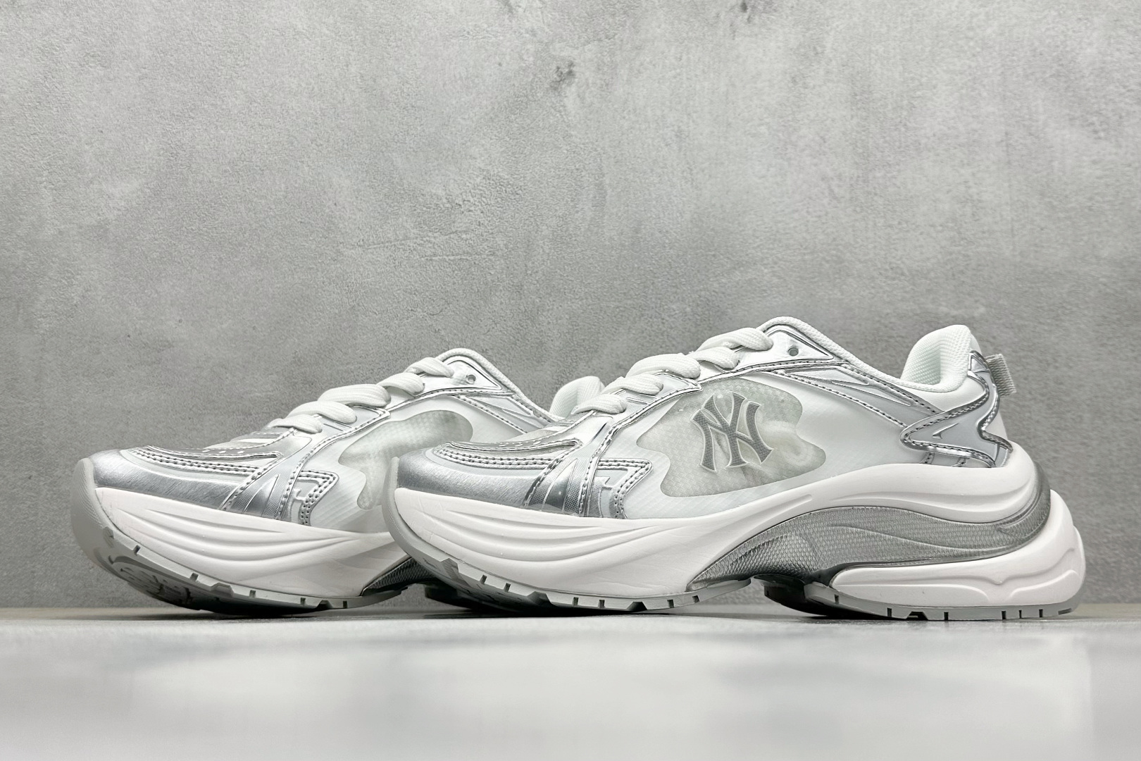  终端放店
NY版 MLB New York Yankees Curve Runner
张凌赫同款 低帮