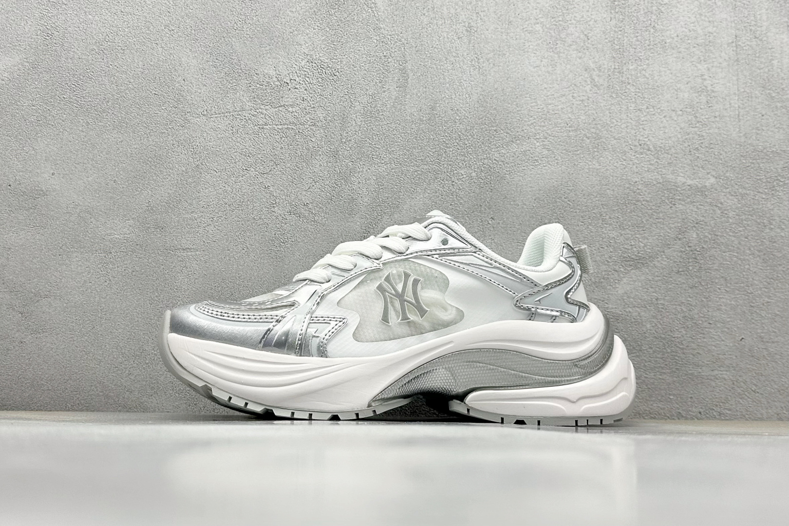  终端放店
NY版 MLB New York Yankees Curve Runner
张凌赫同款 低帮
