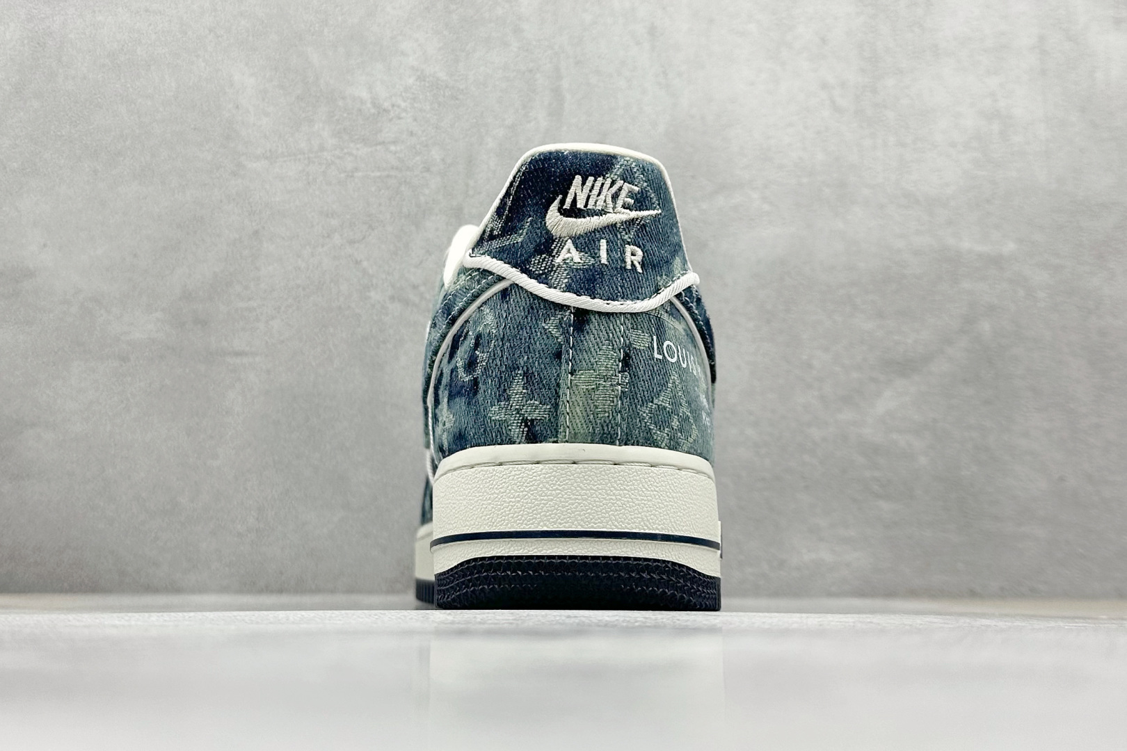  终端放店
SC版 Nike Air Force 1 Low 07 x Louis Vuitton 牛仔