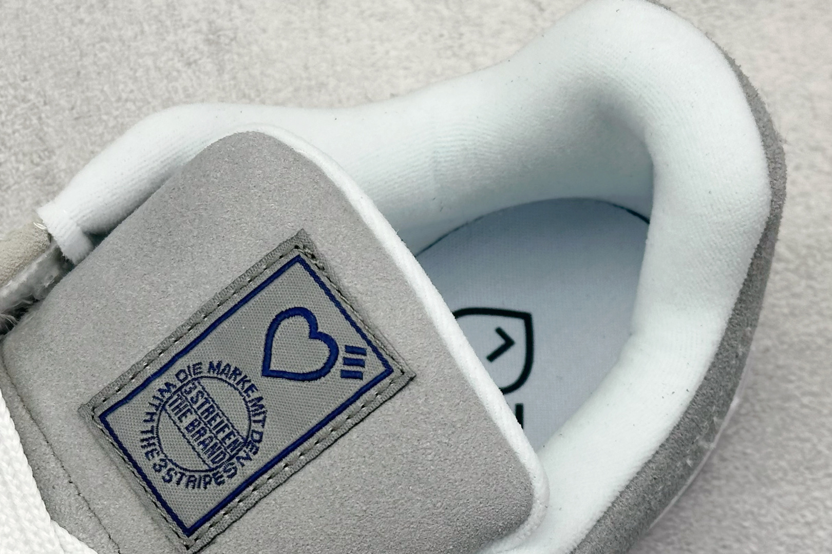 TG版 Adidas Adimatic Low 马蒂奇系列低帮 复古鲨鱼面包鞋运动休闲滑板板鞋 HP9915