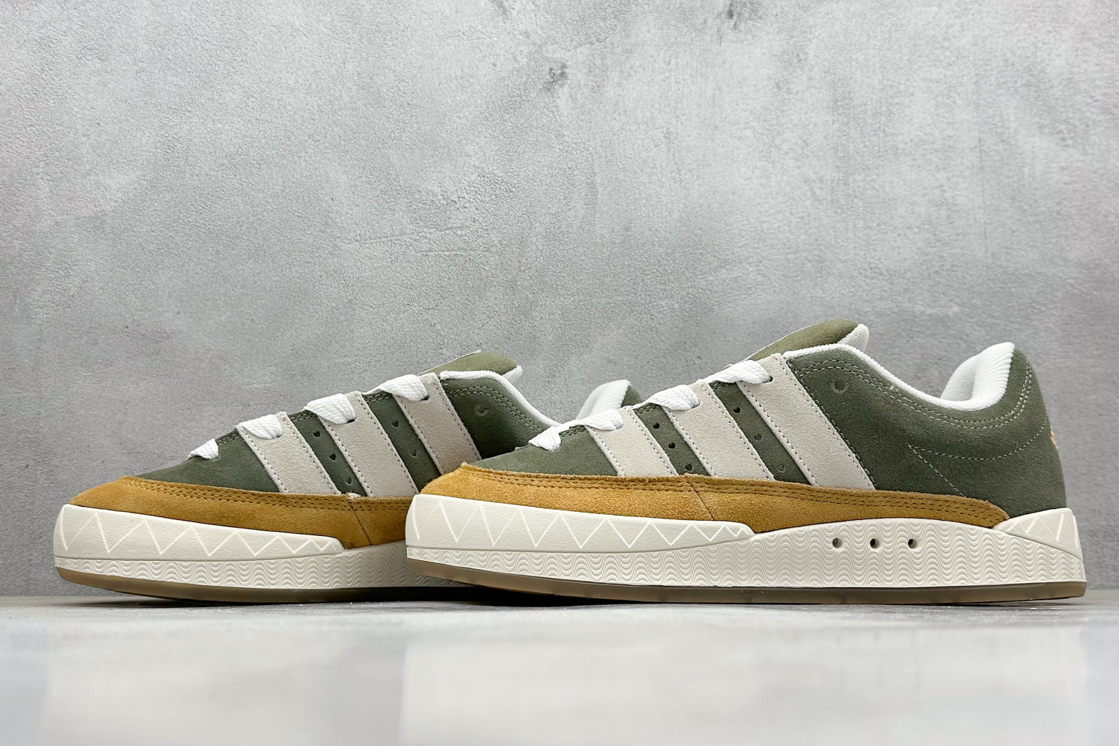 TG版 Adidas Adimatic Low 马蒂奇系列低帮 复古鲨鱼面包鞋运动休闲滑板板鞋 HP9914
