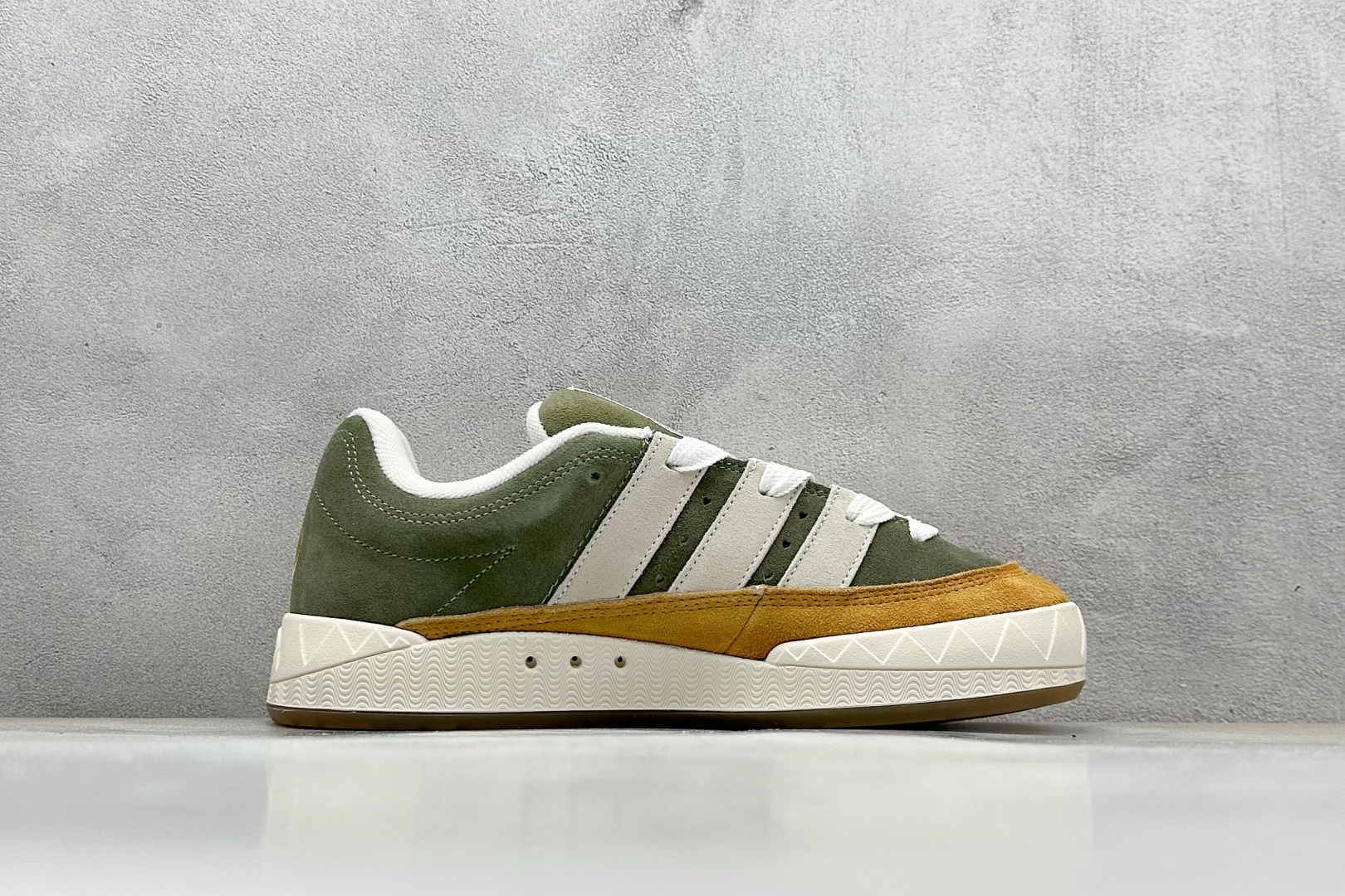 TG版 Adidas Adimatic Low 马蒂奇系列低帮 复古鲨鱼面包鞋运动休闲滑板板鞋 HP9914