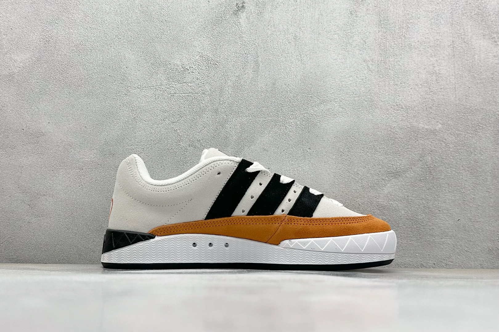 TG版 Adidas Adimatic Low 马蒂奇系列低帮 复古鲨鱼面包鞋运动休闲滑板板鞋 HP9916