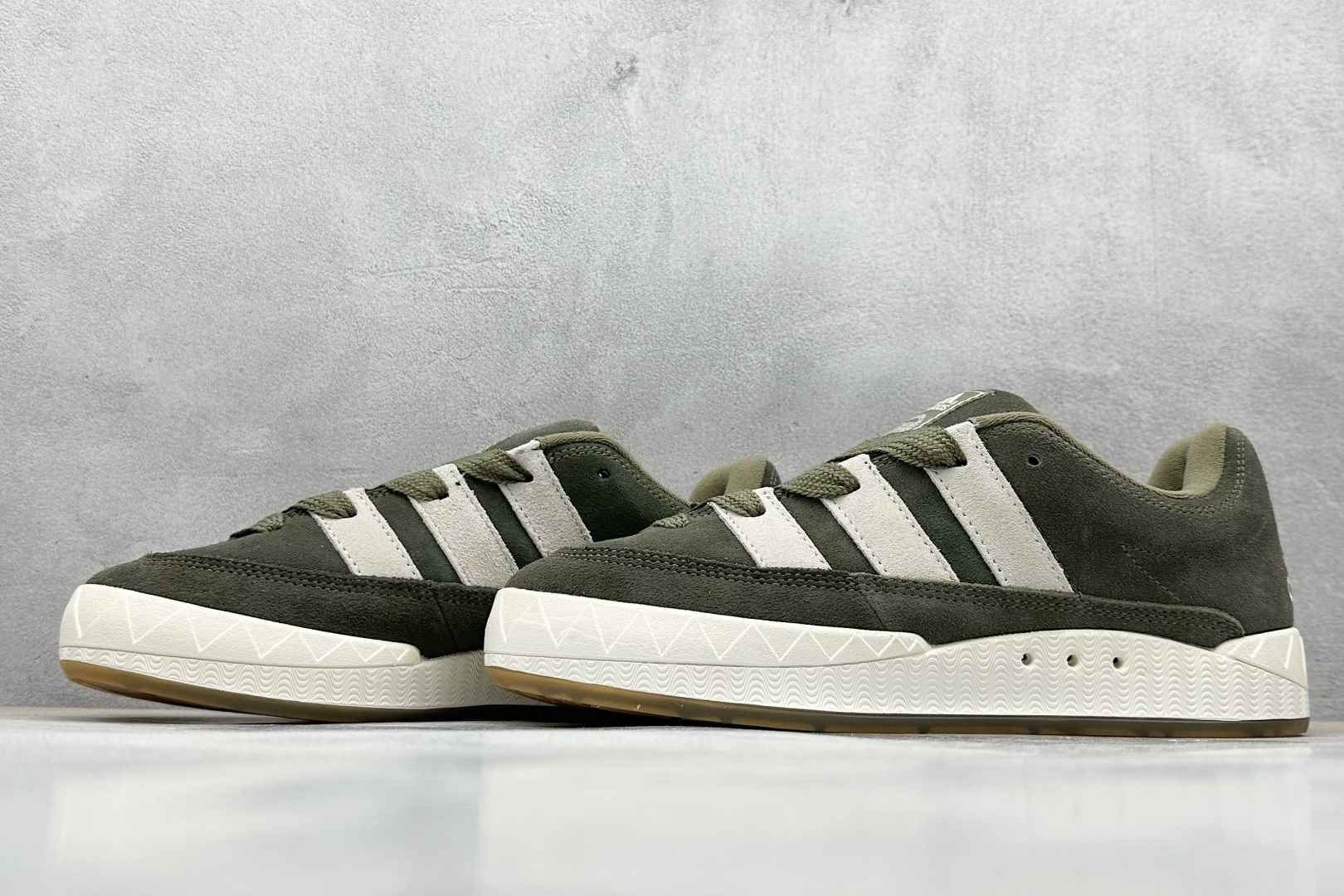 TG版 Adidas Adimatic Low 马蒂奇系列低帮 复古鲨鱼面包鞋运动休闲滑板板鞋 IE9864