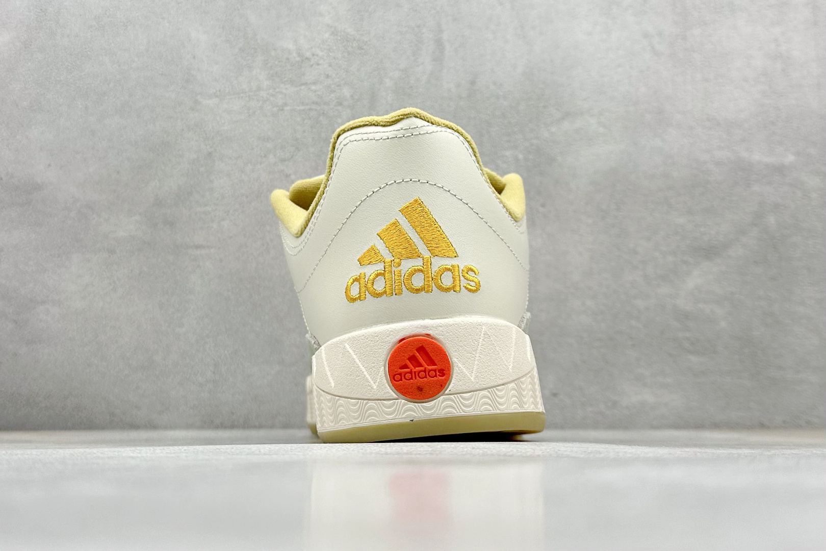 TG版 Adidas Adimatic Low 马蒂奇系列低帮 复古鲨鱼面包鞋运动休闲滑板板鞋 IE1589