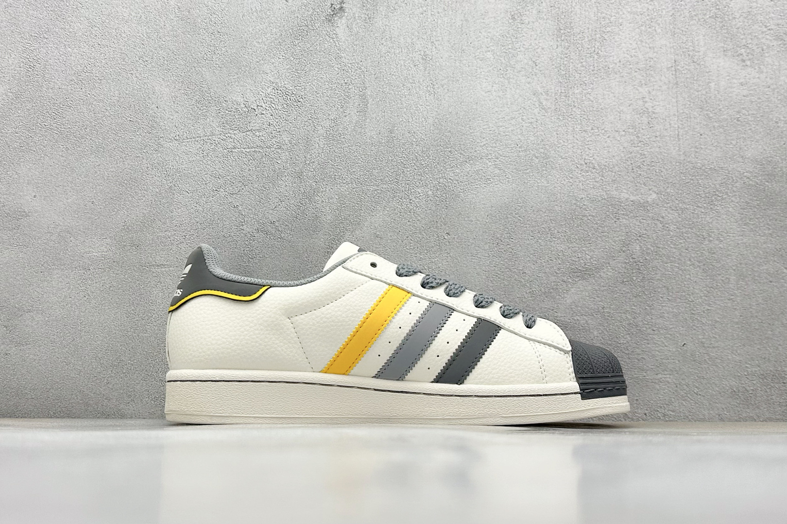 AD Superstar x SU7 Ultra 82 贝壳头 SD6825