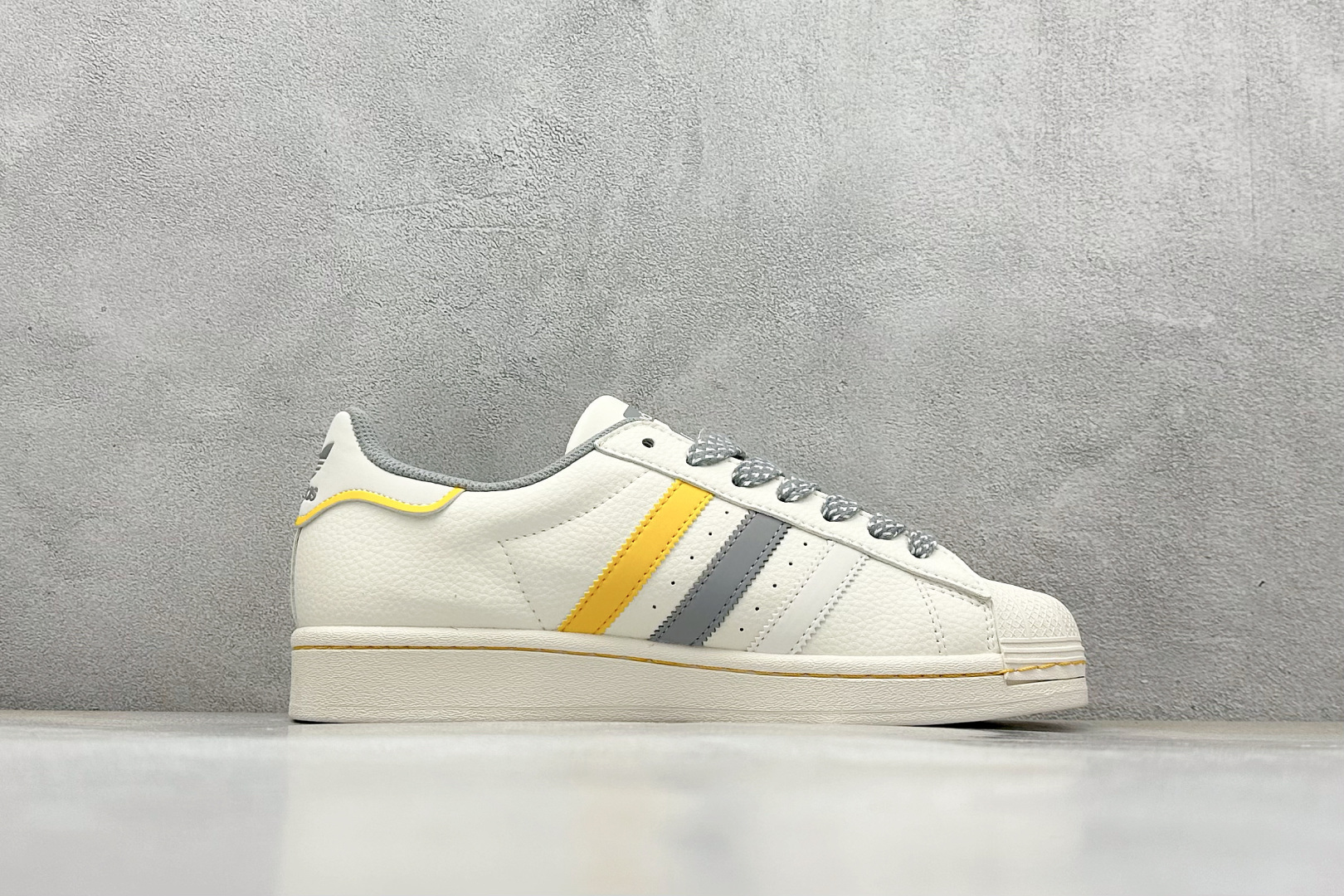 AD Superstar x SU7 Ultra 82 贝壳头 SD6823