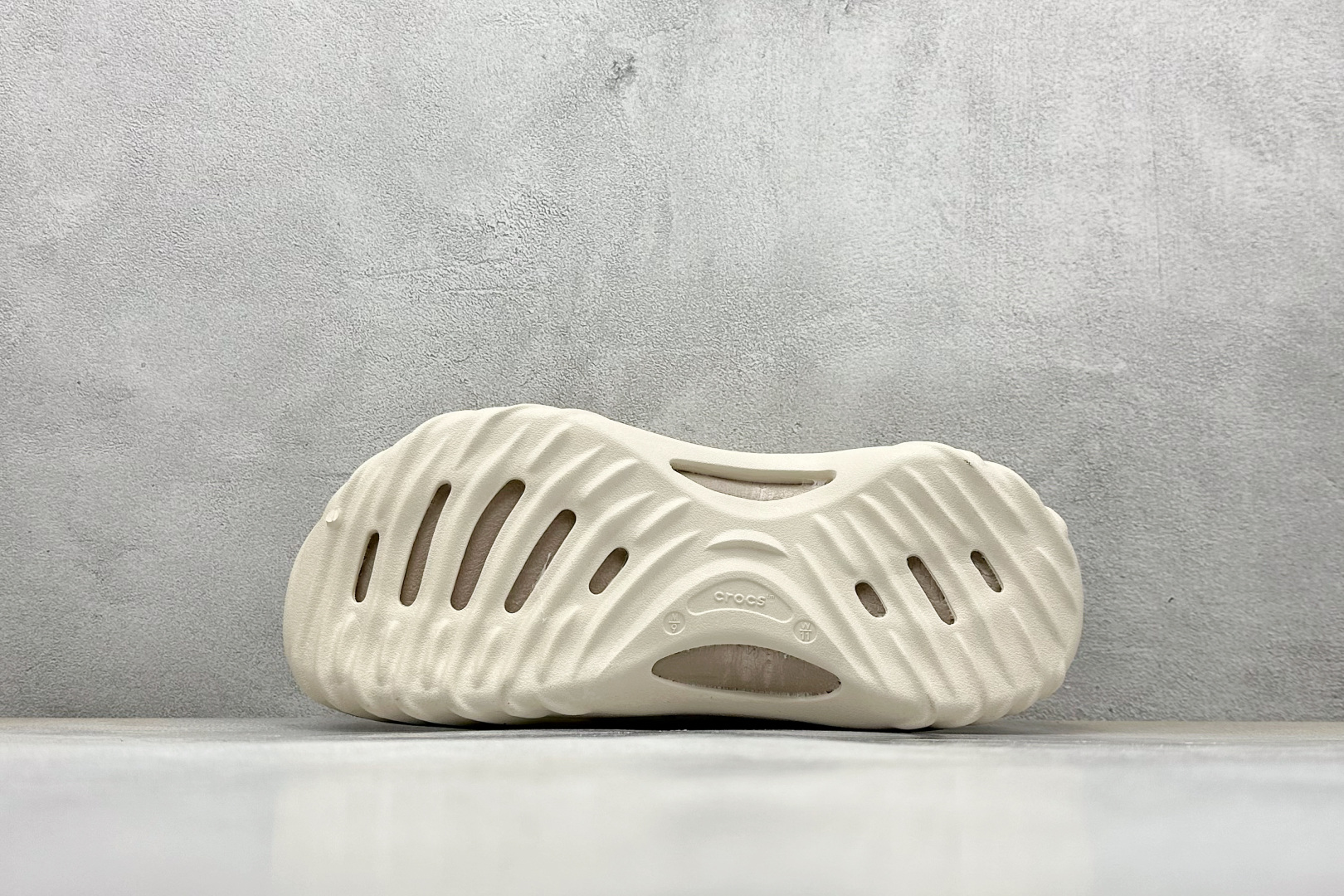 K版 Crocs卡骆驰 Echo WAVE CLOG 轻盈复古 防磨包头拖鞋