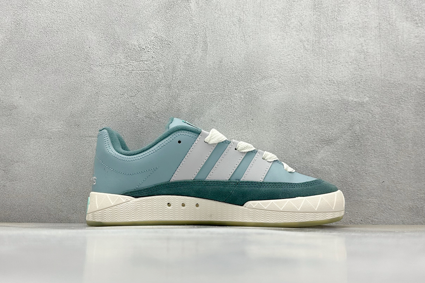 TG版 Adidas Adimatic Low 马蒂奇系列低帮 复古鲨鱼面包鞋运动休闲滑板板鞋 IF1590
