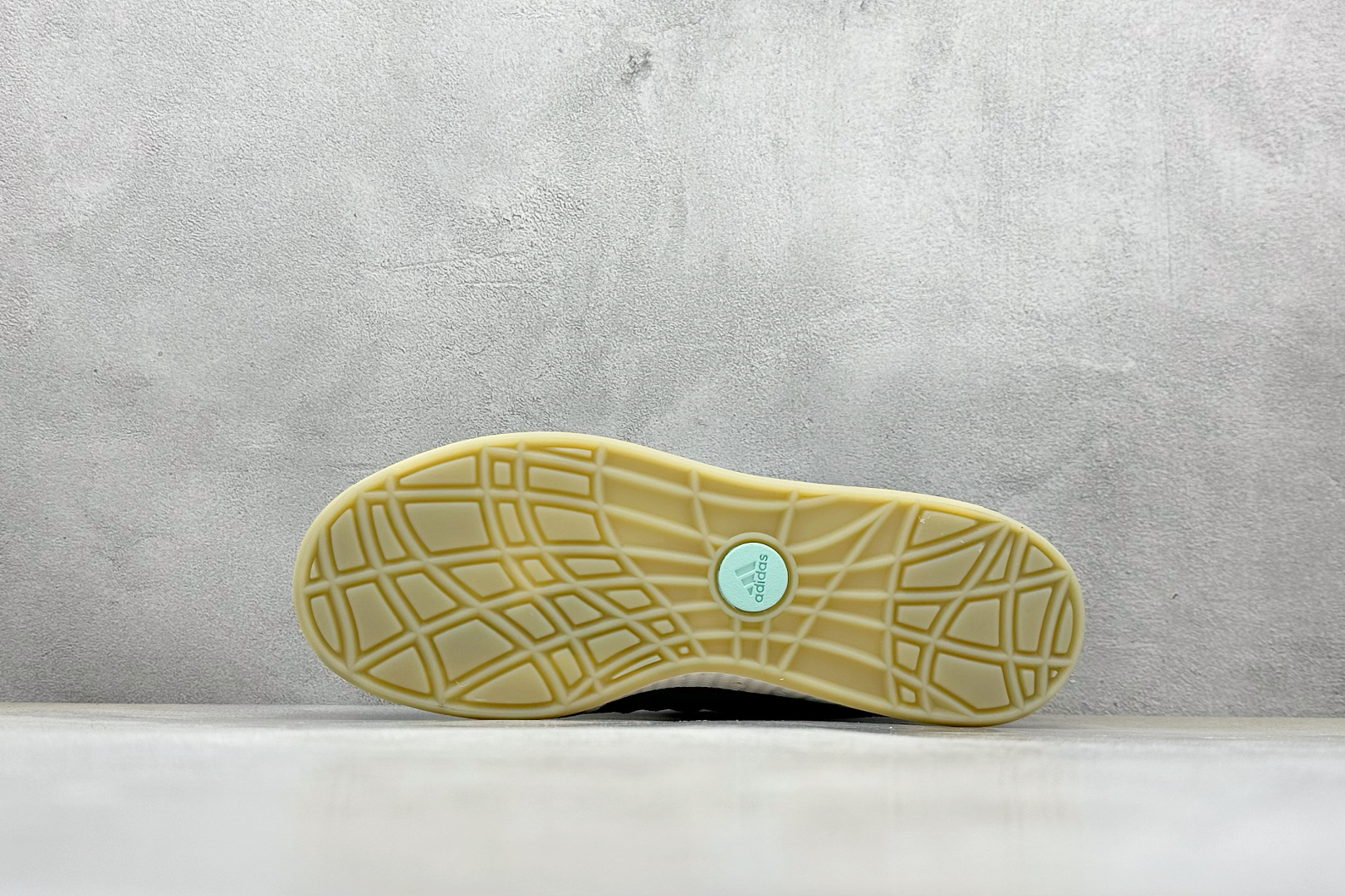 TG版 Adidas Adimatic Low 马蒂奇系列低帮 复古鲨鱼面包鞋运动休闲滑板板鞋 IF1590
