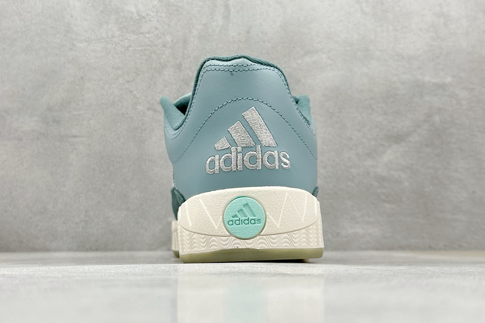 TG版 Adidas Adimatic Low 马蒂奇系列低帮 复古鲨鱼面包鞋运动休闲滑板板鞋 IF1590