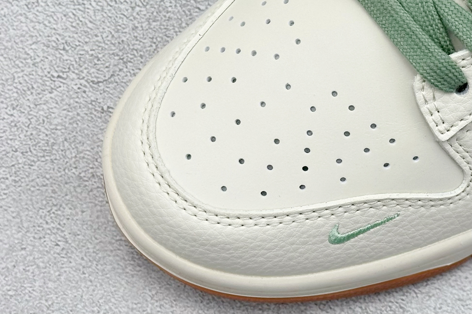 Nike SB Dunk Low x Supreme 白绿小勾 XF8698-089