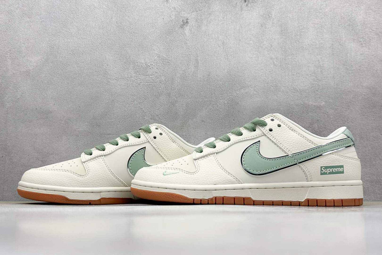 Nike SB Dunk Low x Supreme 白绿小勾 XF8698-089