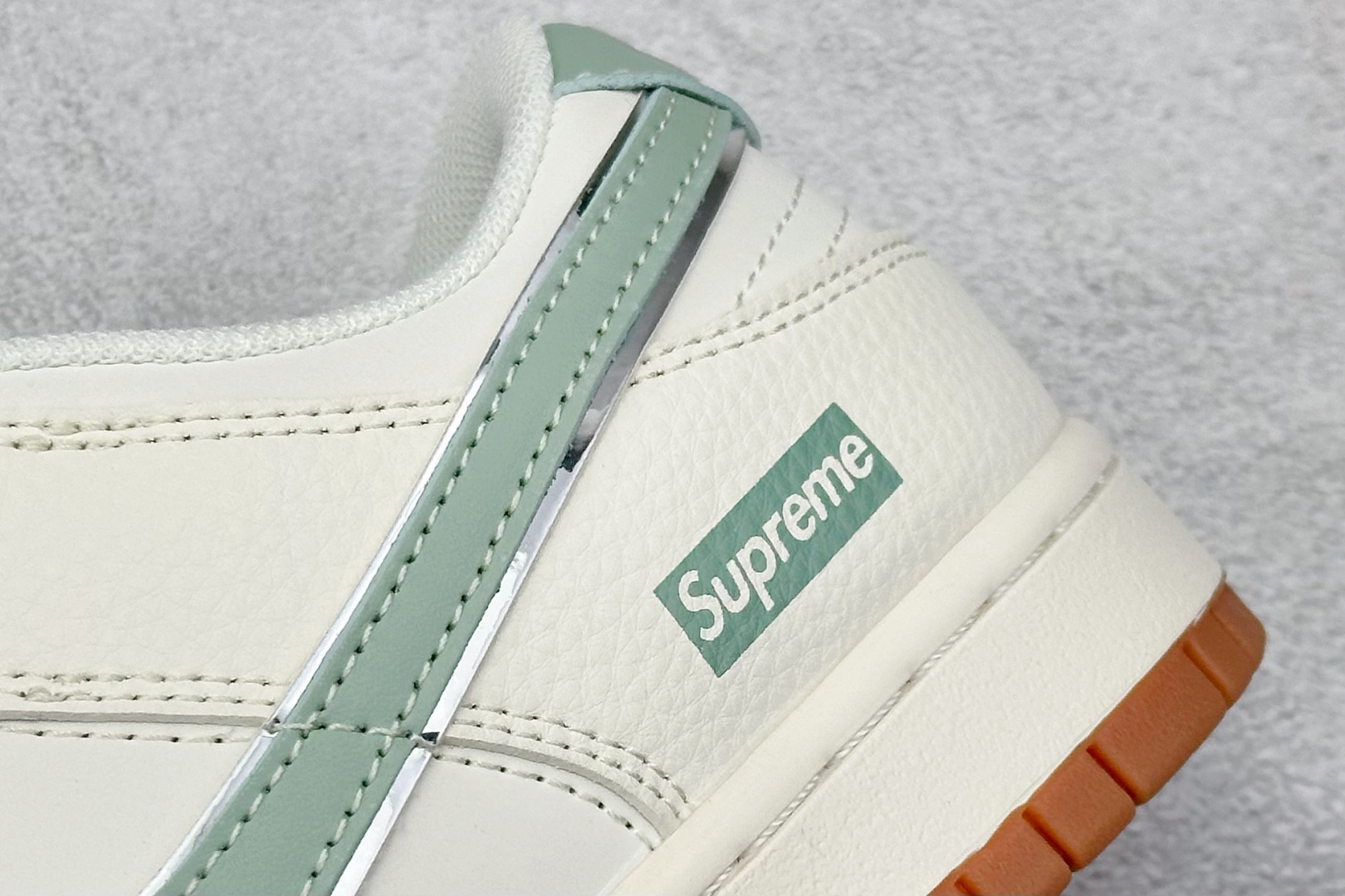 Nike SB Dunk Low x Supreme 白绿小勾 XF8698-089