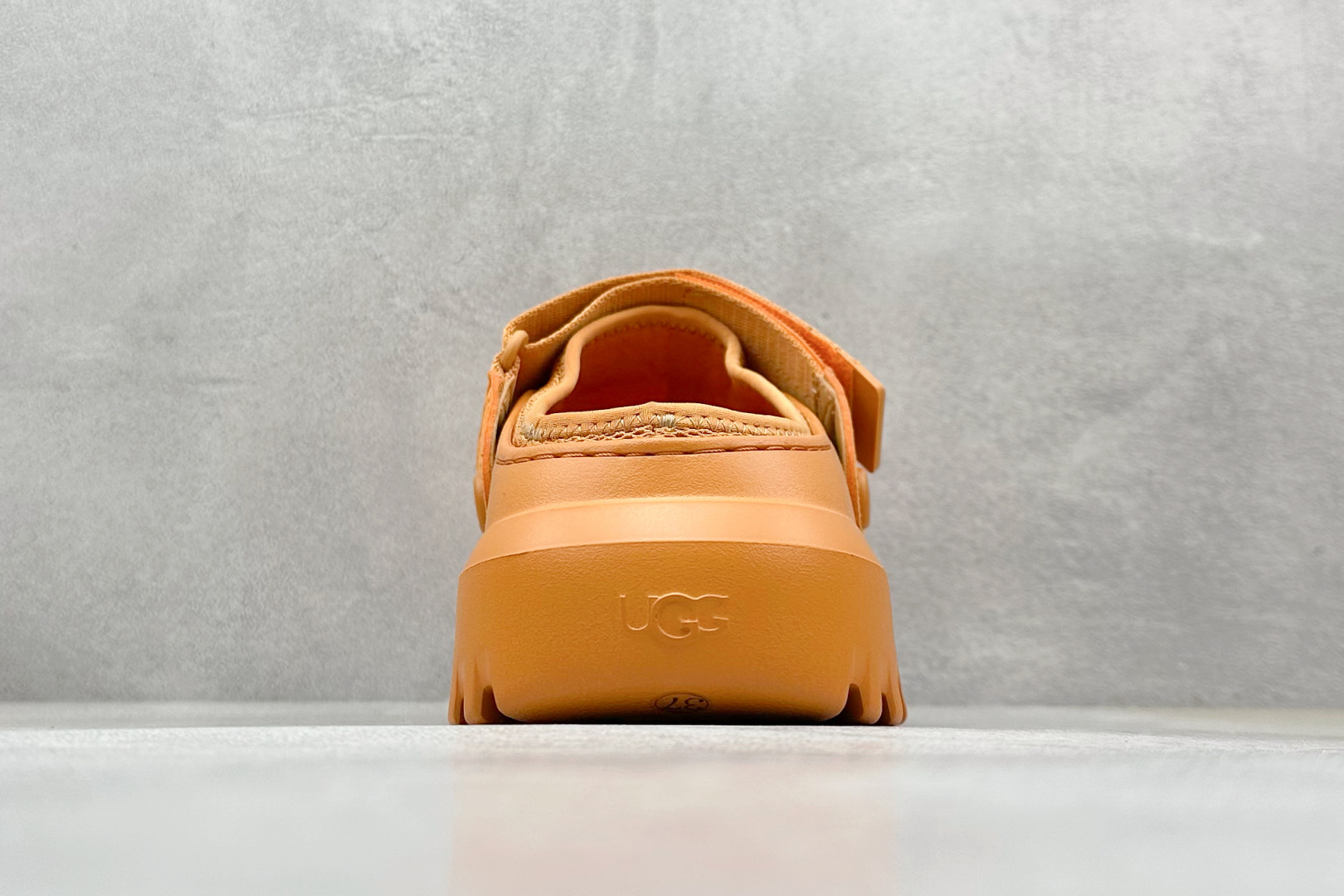 UGG Tasman Lug 绒面革圆头轻盈低帮生活休闲鞋凉鞋