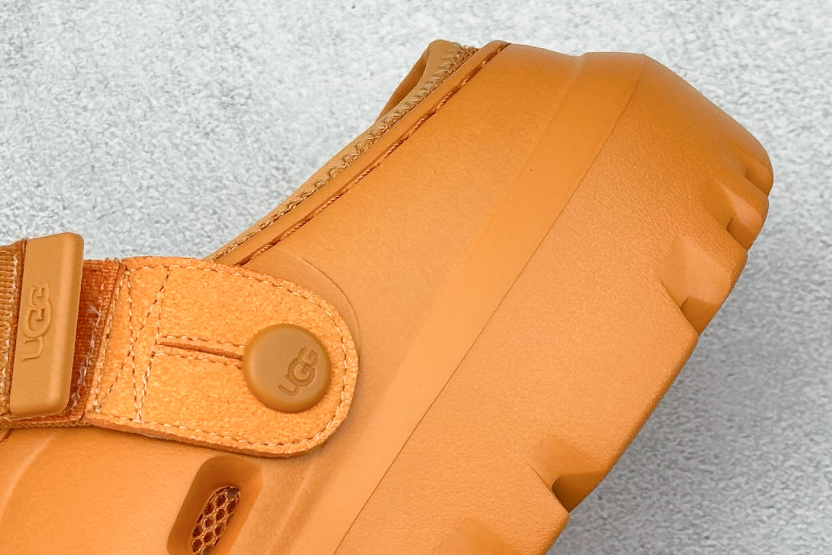 UGG Tasman Lug 绒面革圆头轻盈低帮生活休闲鞋凉鞋