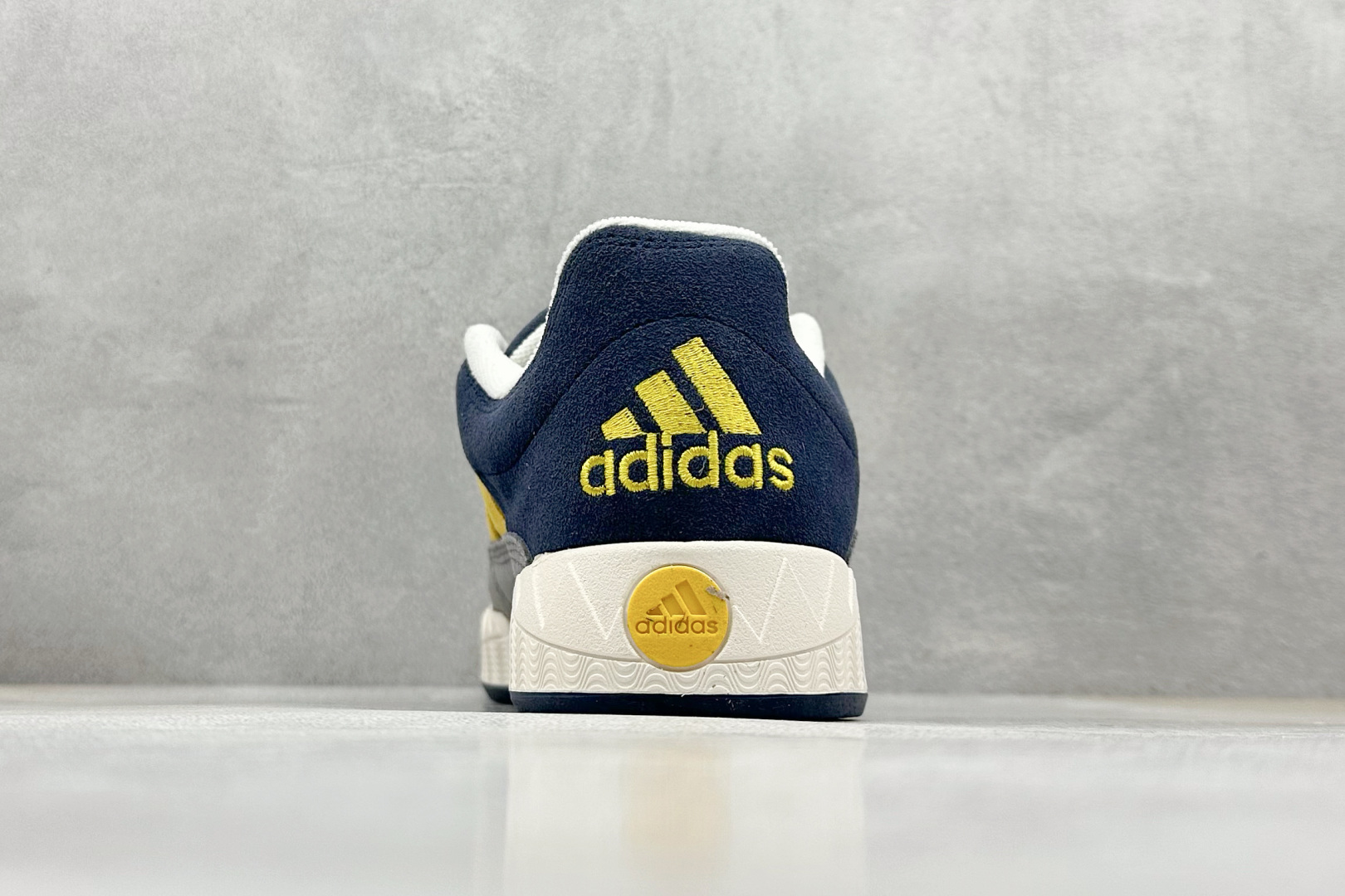 TG版 Adidas Adimatic Low 马蒂奇系列低帮 复古鲨鱼面包鞋运动休闲滑板板鞋 ID0999