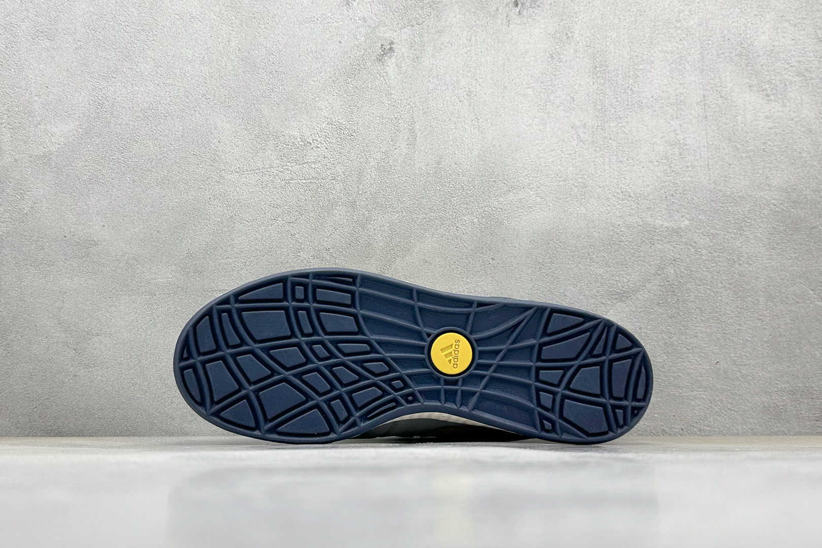 TG版 Adidas Adimatic Low 马蒂奇系列低帮 复古鲨鱼面包鞋运动休闲滑板板鞋 ID0999