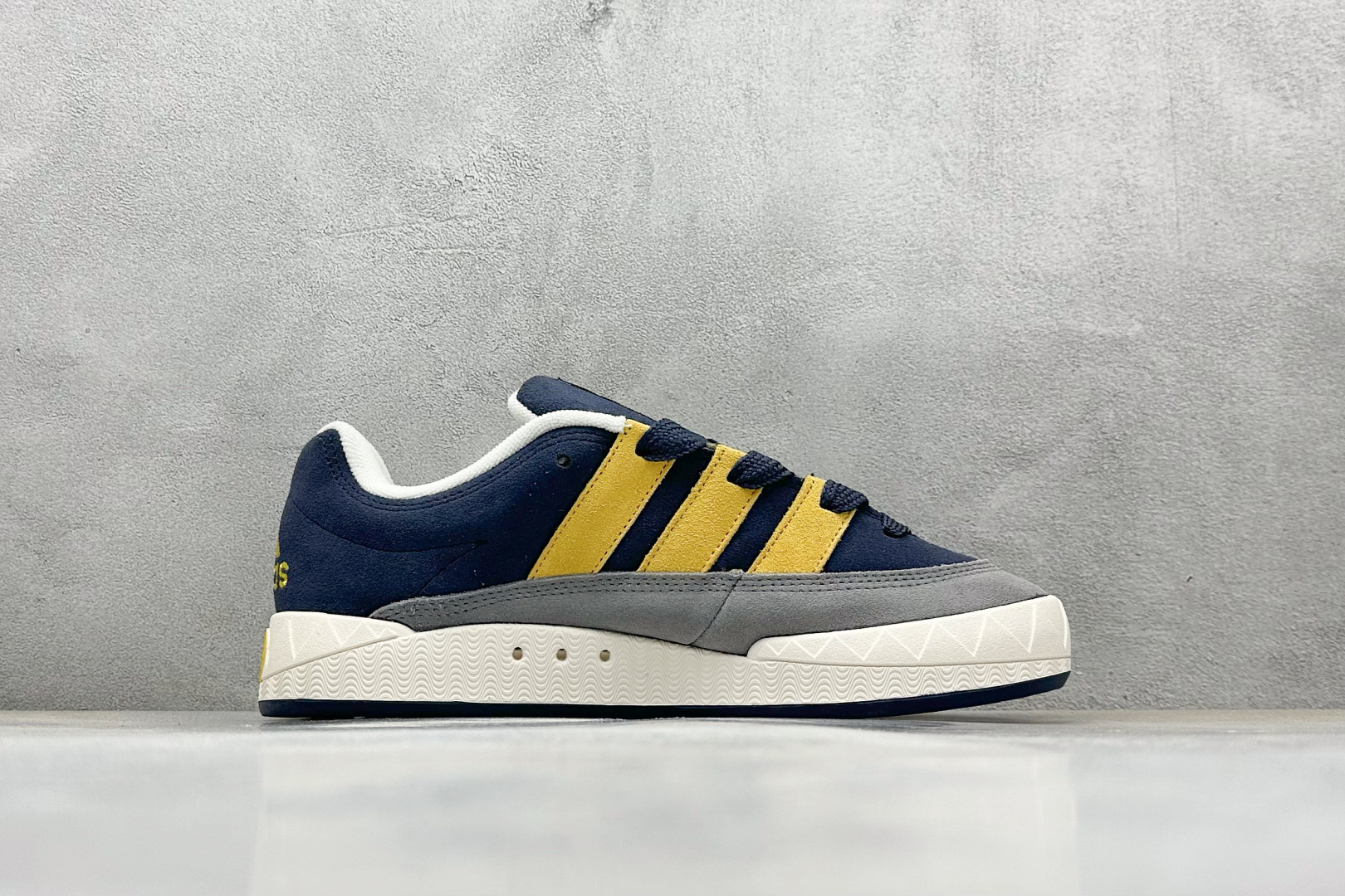 TG版 Adidas Adimatic Low 马蒂奇系列低帮 复古鲨鱼面包鞋运动休闲滑板板鞋 ID0999
