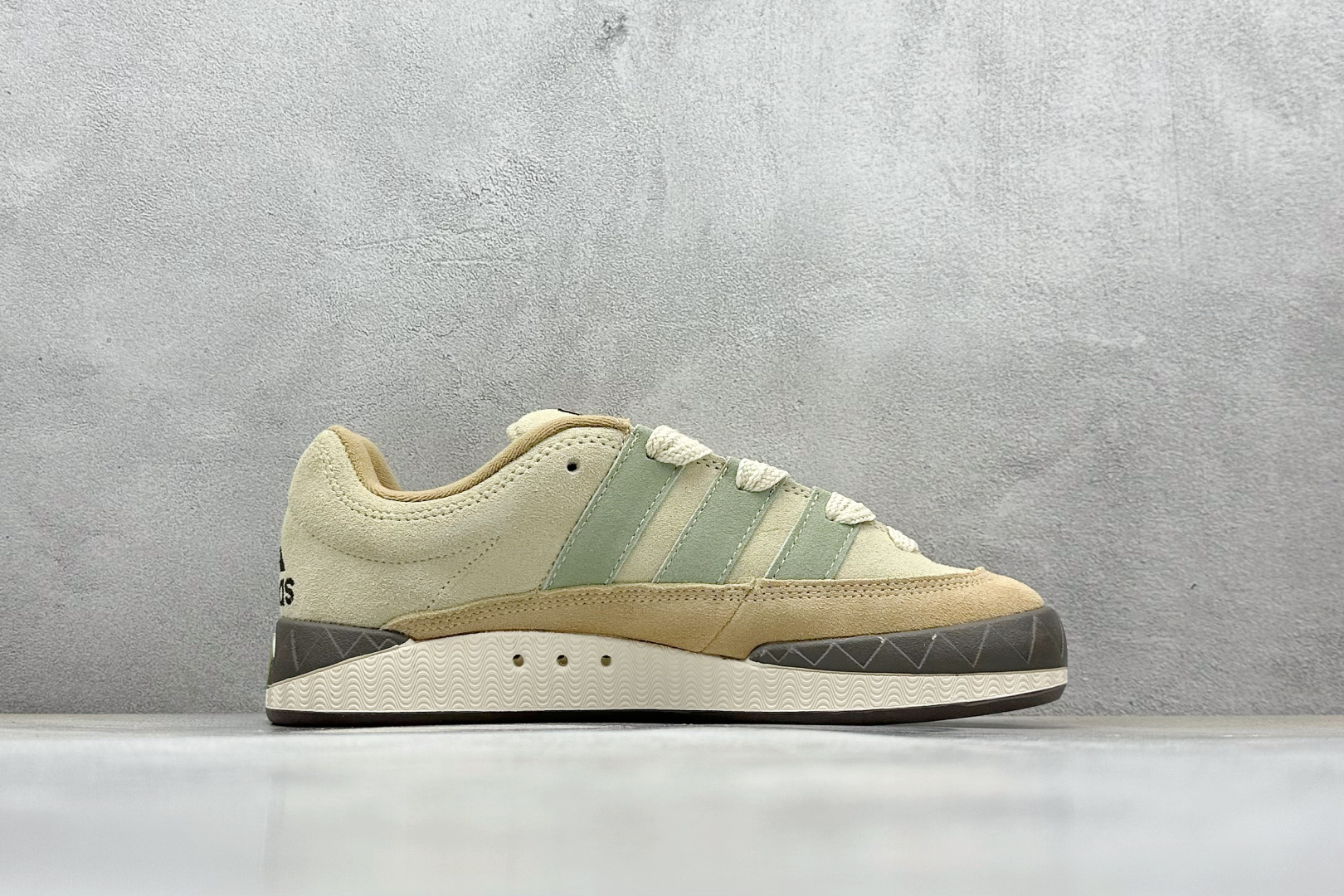 TG版 Adidas Adimatic Low 马蒂奇系列低帮 复古鲨鱼面包鞋运动休闲滑板板鞋 IG6022