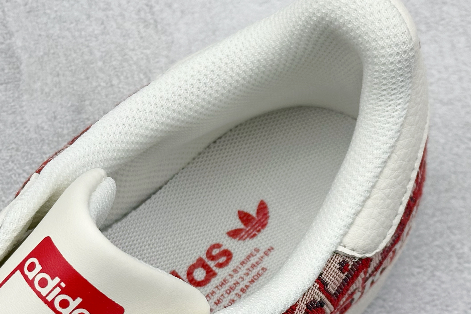  
AD Originals Superstar x DIOR 白红
采用全新头层拼接皮革材质
后跟采用