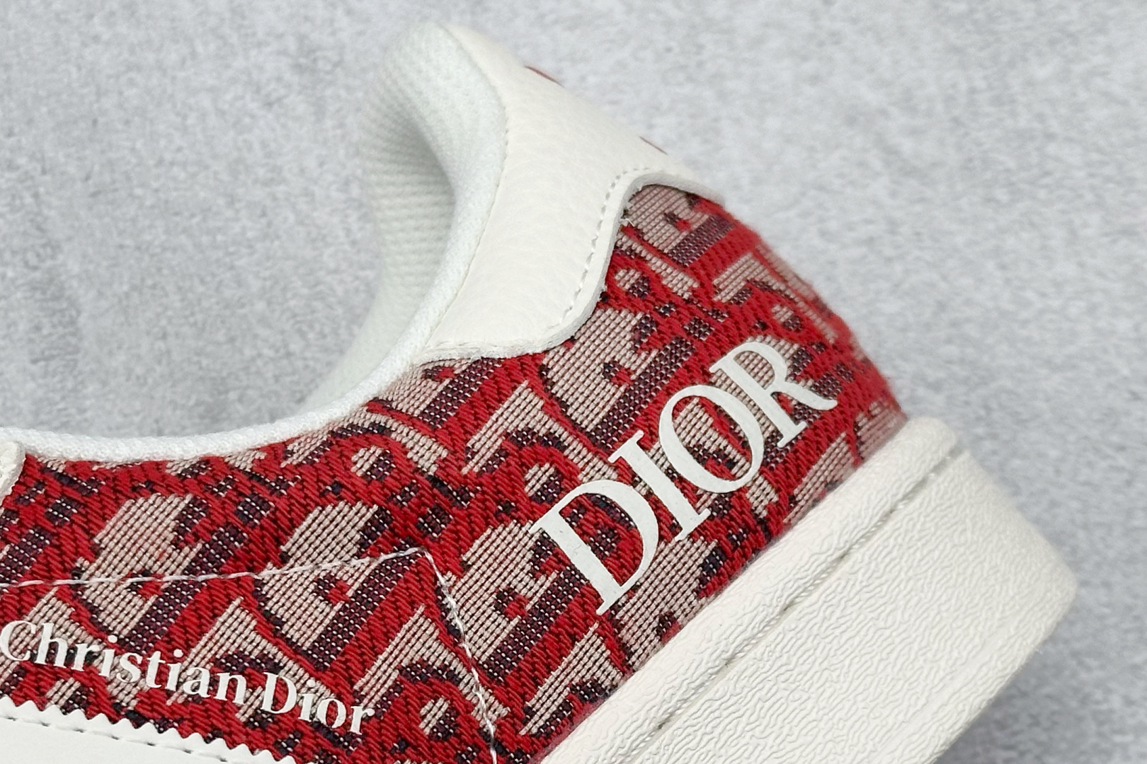  
AD Originals Superstar x DIOR 白红
采用全新头层拼接皮革材质
后跟采用