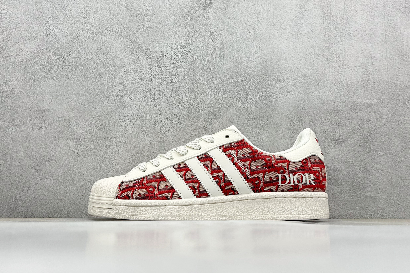 
AD Originals Superstar x DIOR 白红
采用全新头层拼接皮革材质
后跟采用