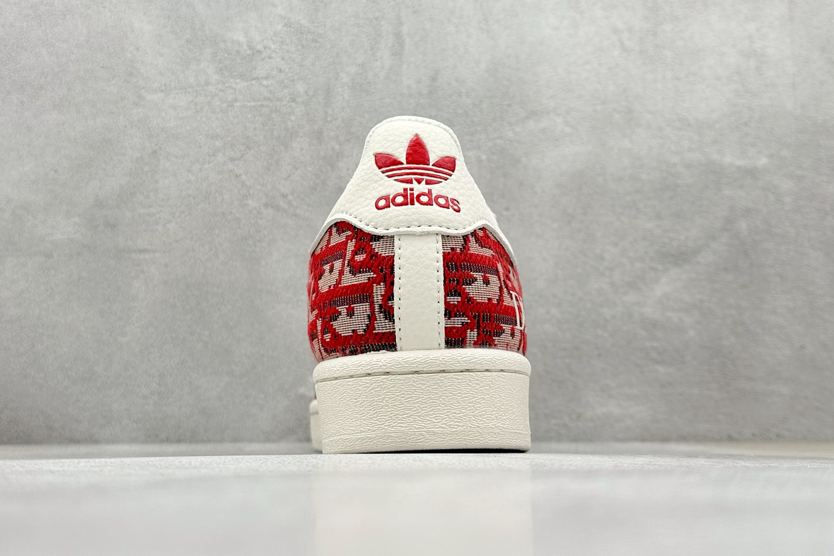  
AD Originals Superstar x DIOR 白红
采用全新头层拼接皮革材质
后跟采用
