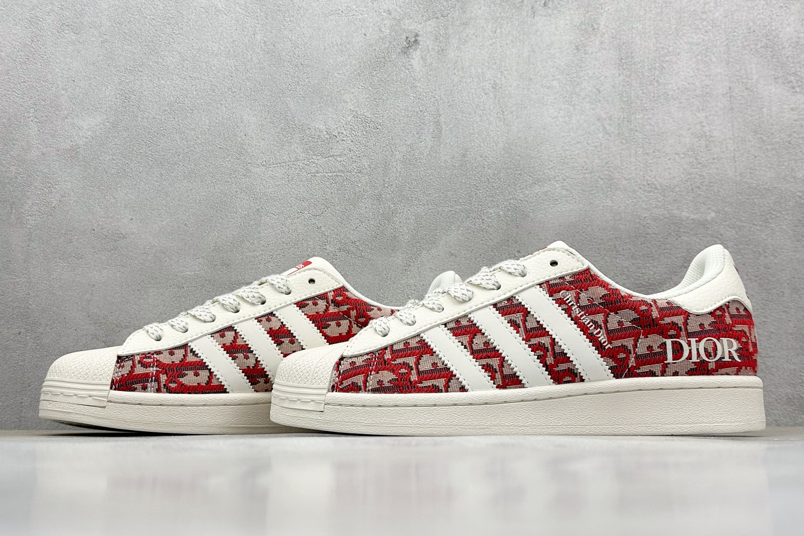  
AD Originals Superstar x DIOR 白红
采用全新头层拼接皮革材质
后跟采用
