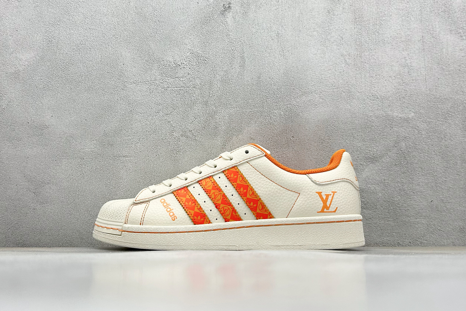  
AD Originals Superstar x Louis Vuitton 白橙
采用全新头层拼接