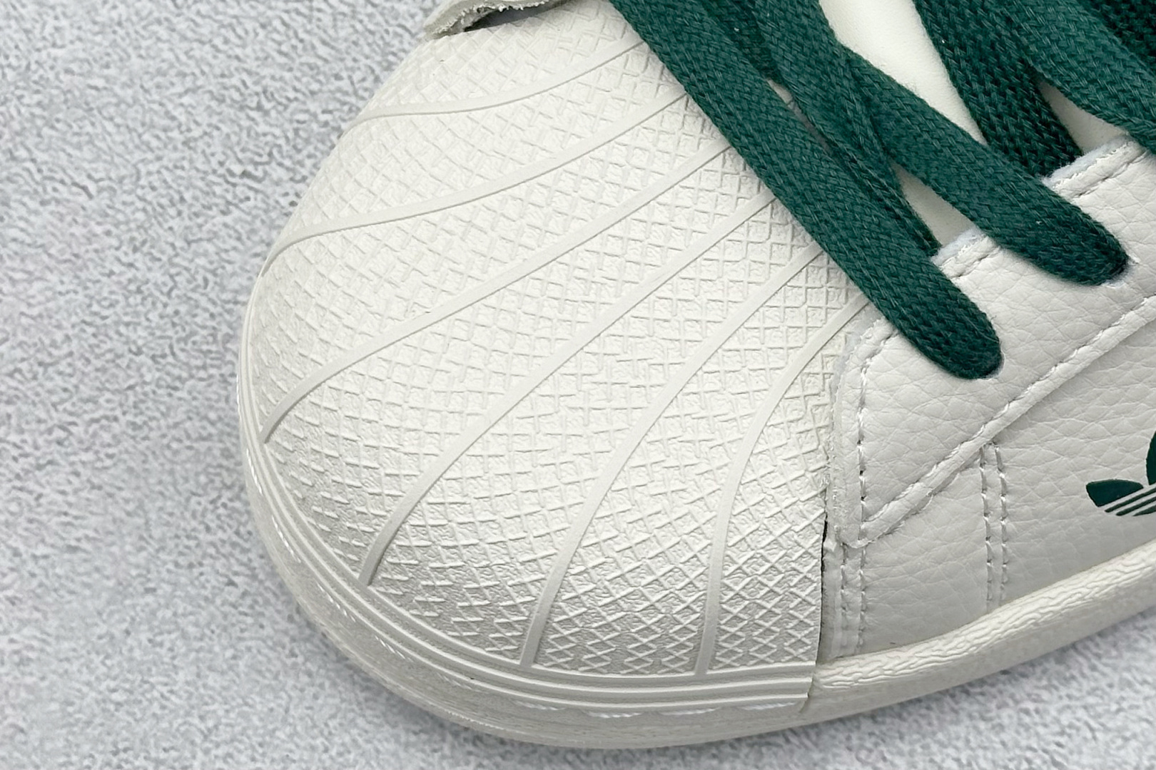  
AD Originals Superstar x Supreme 白绿
采用全新头层拼接皮革材质
后