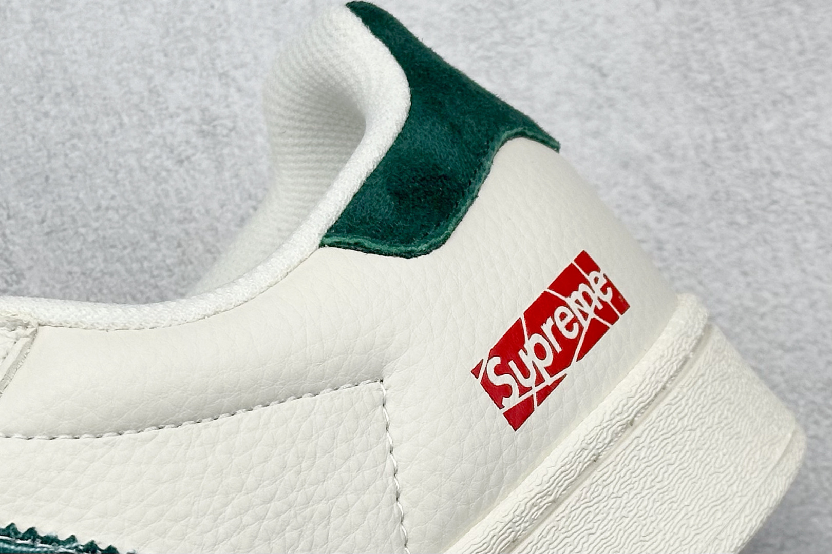  
AD Originals Superstar x Supreme 白绿
采用全新头层拼接皮革材质
后