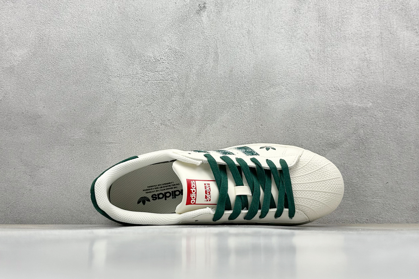  
AD Originals Superstar x Supreme 白绿
采用全新头层拼接皮革材质
后