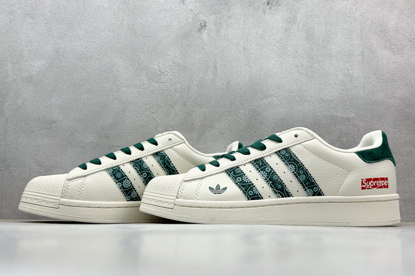  
AD Originals Superstar x Supreme 白绿
采用全新头层拼接皮革材质
后