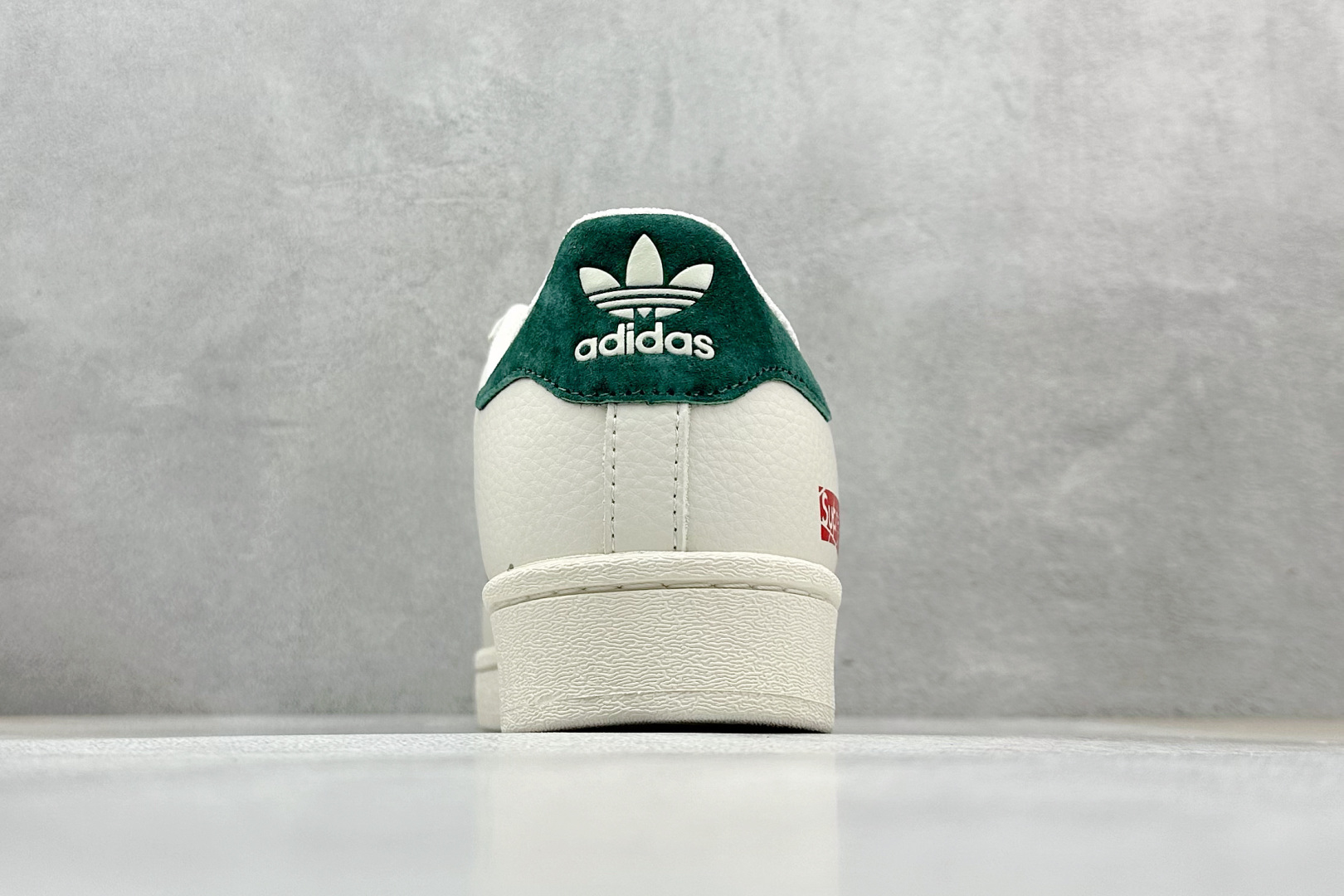 
AD Originals Superstar x Supreme 白绿
采用全新头层拼接皮革材质
后