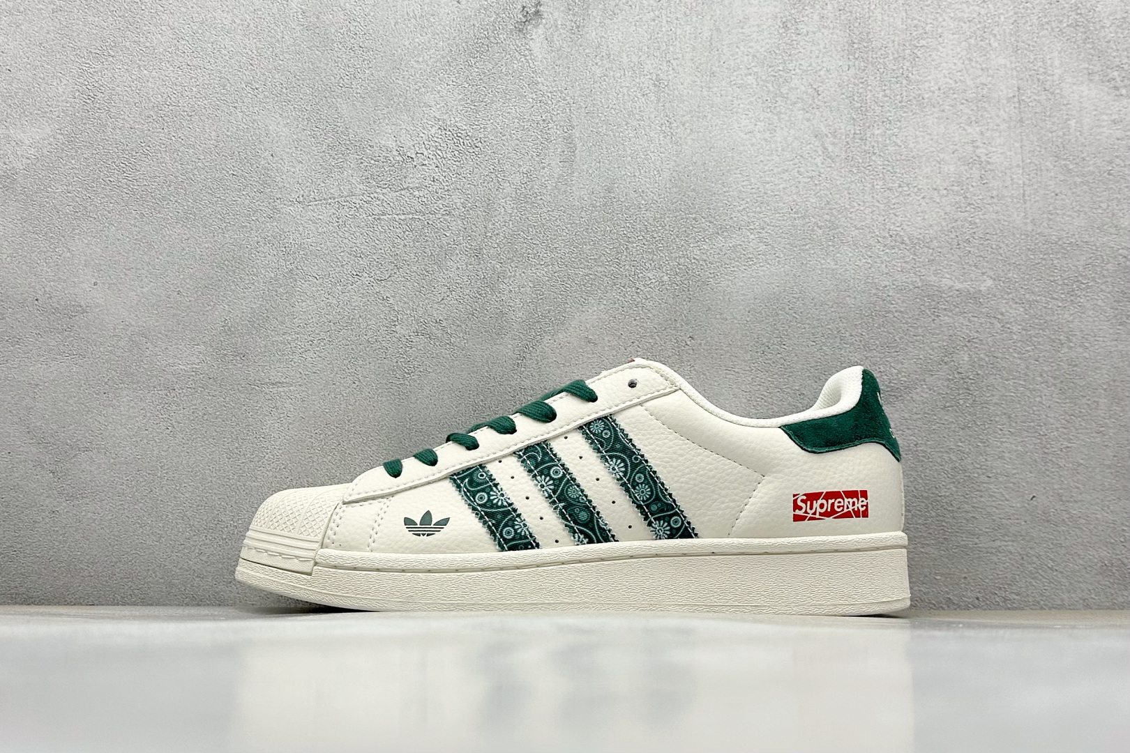  
AD Originals Superstar x Supreme 白绿
采用全新头层拼接皮革材质
后
